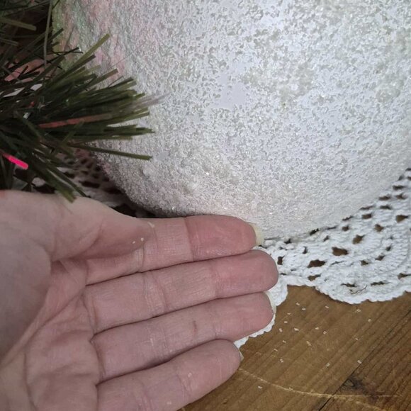 🎄 Green Garden Gnome & Snowball Figurine - Holiday Season Christmas Home Decor - Picture 8 of 8